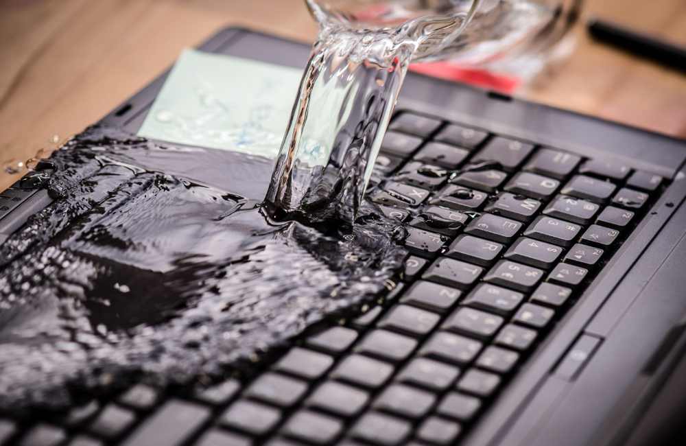 Laptop zalany wodą lub innym płynem